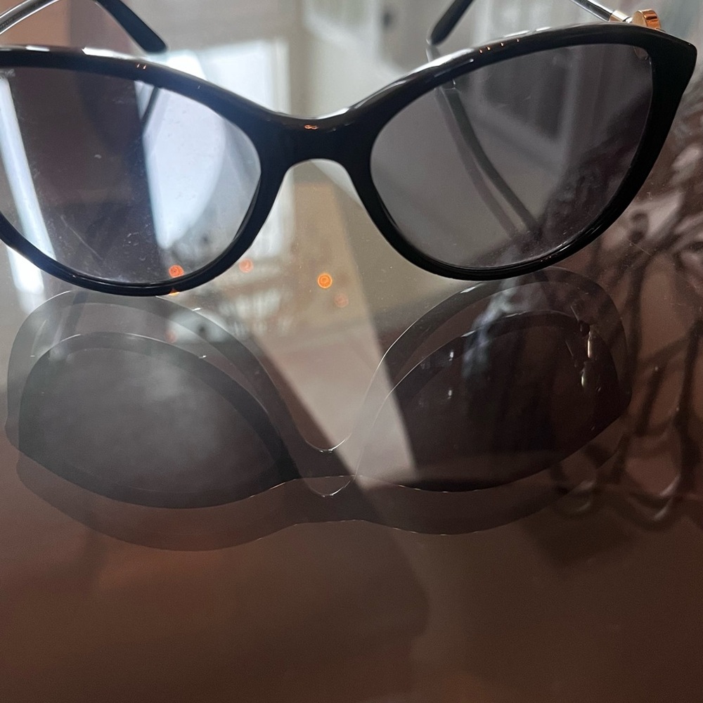 Classic Black Cat-Eye Women's Sunglasses — Sleek Everyday Style